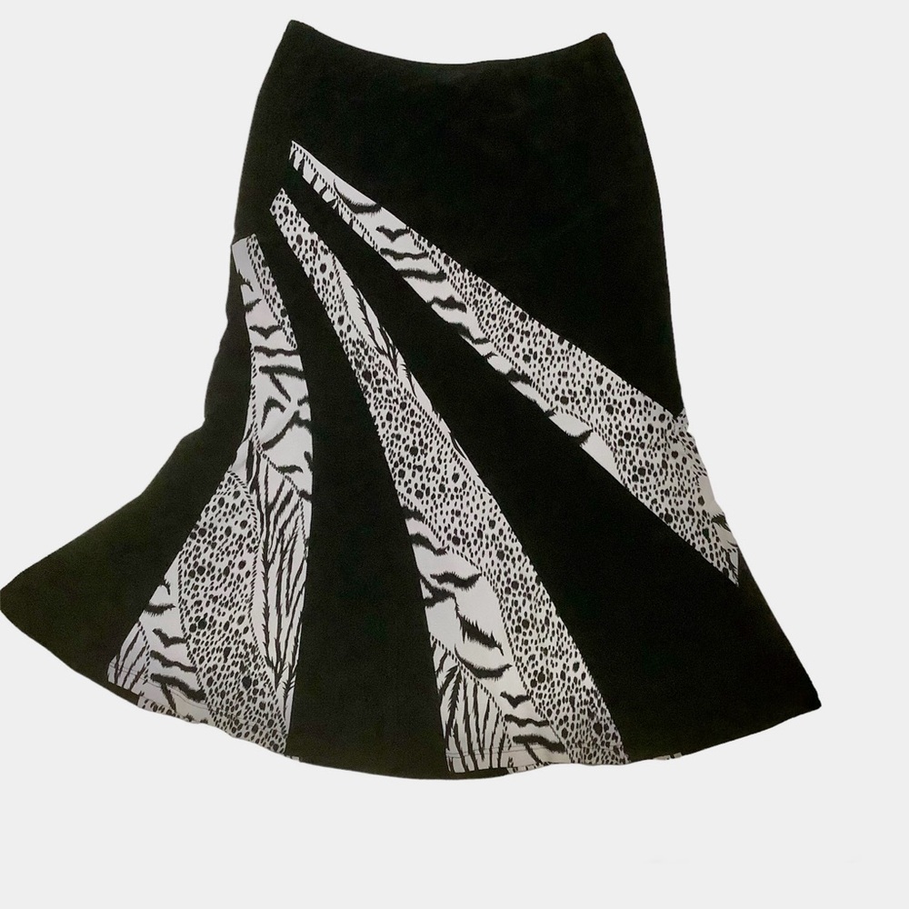 NUEVA BLAK AND WHITE ELASTIC SKIRT/ Size 8